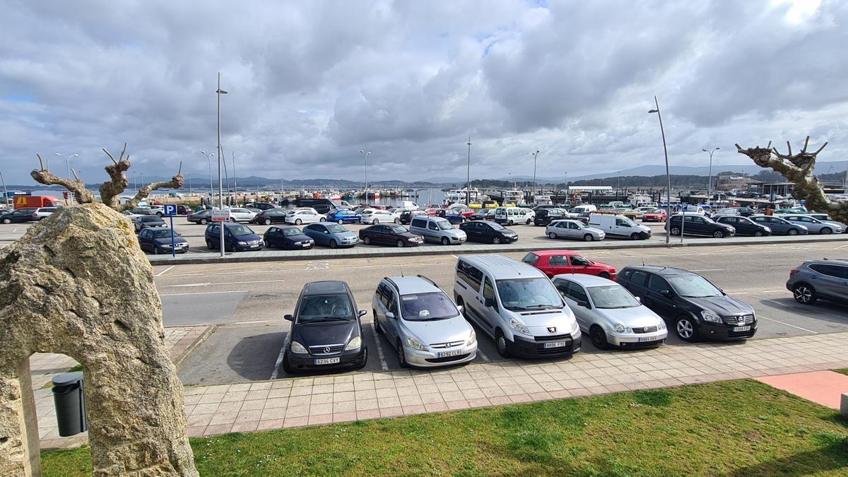 El aparcamiento de O Corgo, con la zona portuaria al fondo.