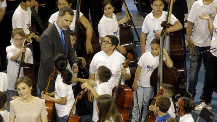 Los Reyes, con alumnos de &#039;Barrios Orquestados&#039; en su visita a Gran Canaria en 2017.