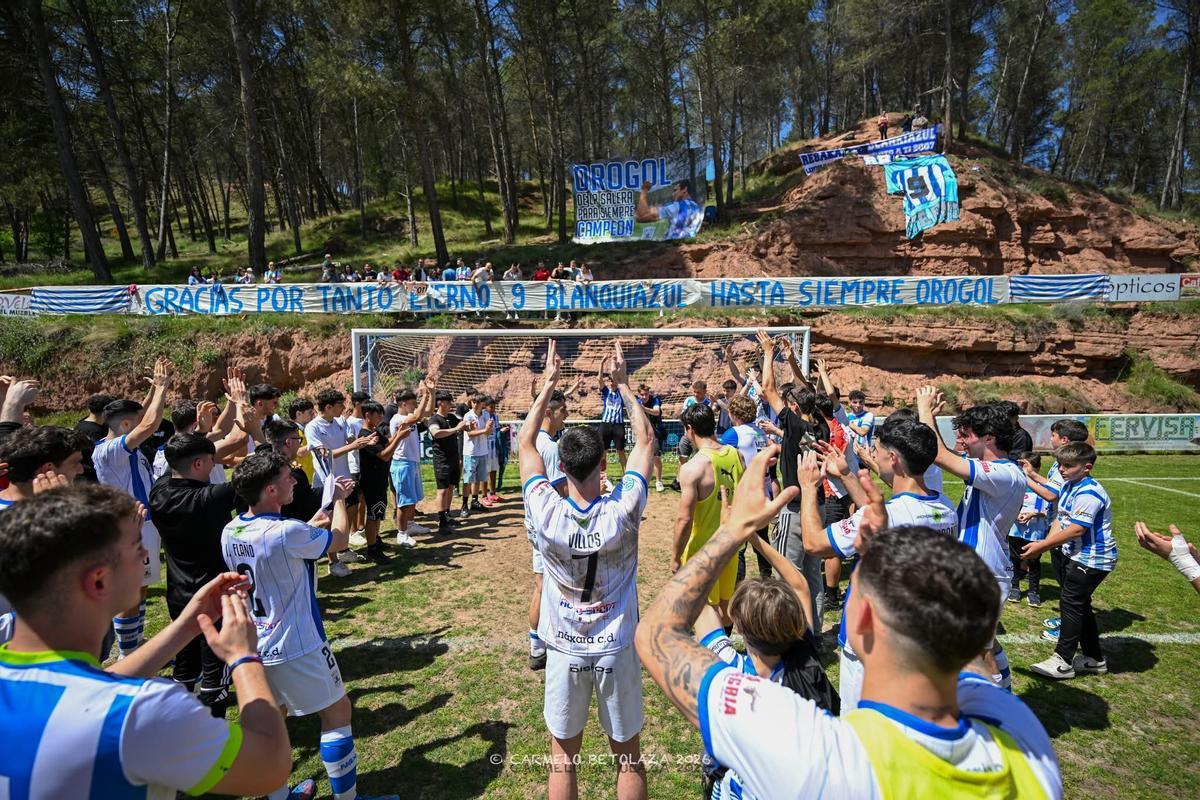 Jugadors del Nàxara saludant l'afició en una peculiar grada