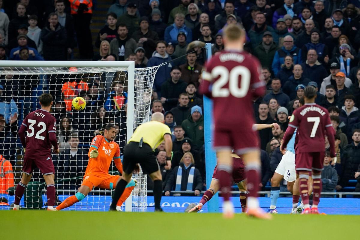 Tijjani Reijnders fusila a Alphonse Aréola para anotar el 2-0 en el City-West Ham.