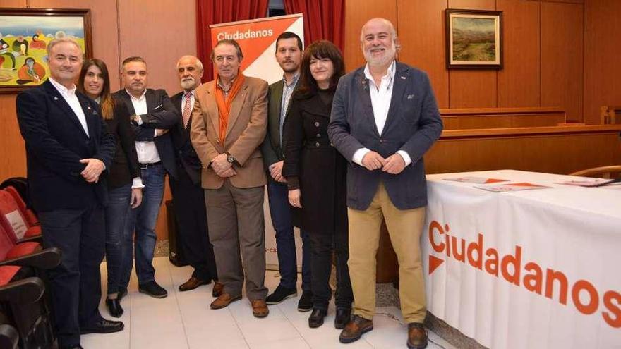 La junta directiva de Ciudadanos de Oleiros, ayer en el salón de plenos.