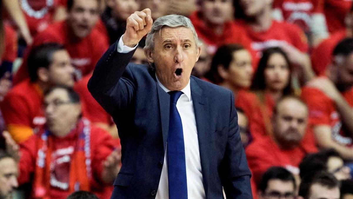 Pesic, dando instrucciones a sus jugadores durante el partido