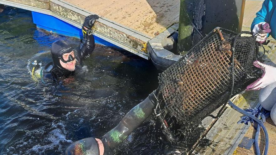 Buzos que “peinaron” el fondo del Puerto de Portonovo para retirar basura.