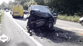 Tres heridos tras el choque frontal de dos vehículos en Piloña