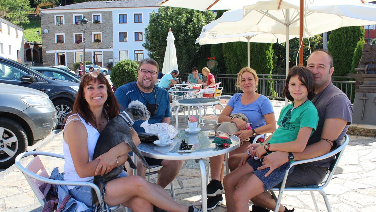 Pilar Garrigues, Edmundo Escobar, Elvira Garrigues, Roberto Fernández y su hijo Robert, descansando en una terraza