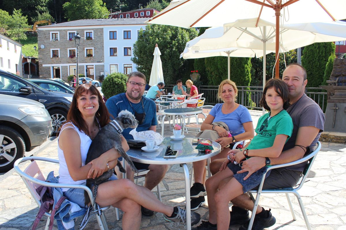 Pilar Garrigues, Edmundo Escobar, Elvira Garrigues, Roberto Fernández y su hijo Robert, descansando en una terraza