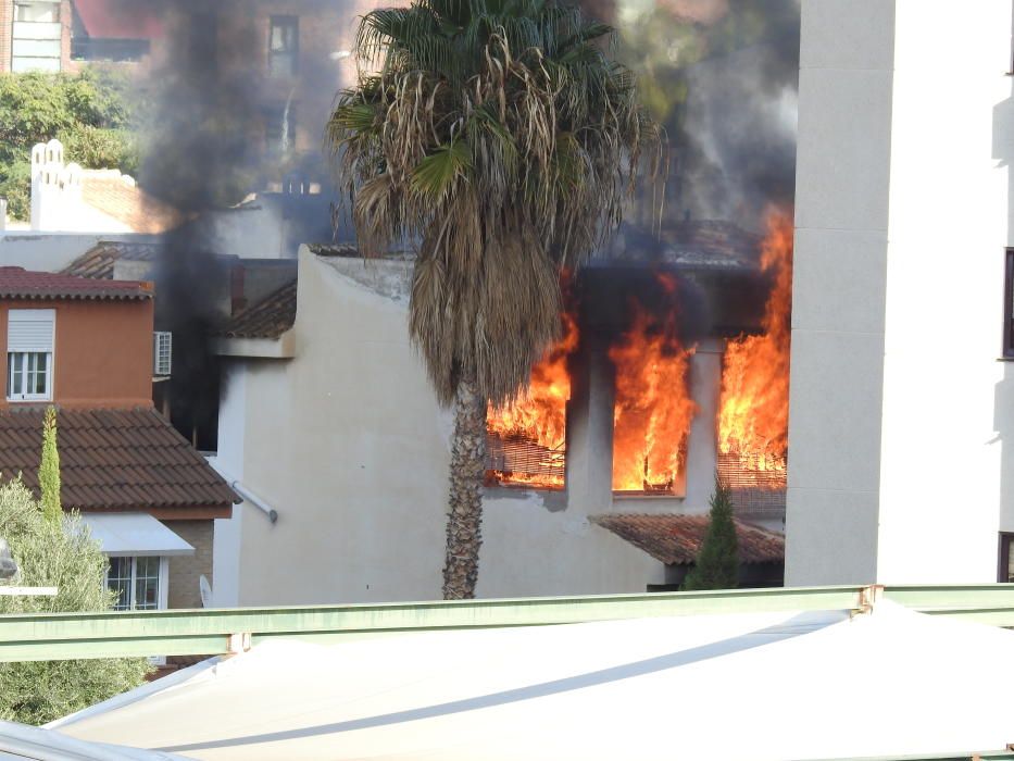 Incendio en un bungalow abandonado en urbanización Jardines de Las Huertas.