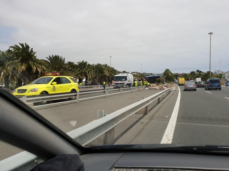 Aparatoso vuelco a la altura del Aeropuerto