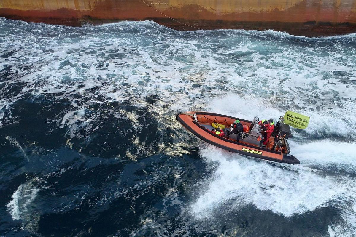 Ecologistas de Greenpeace colocaron una pancarta en una acción en una plataforma de Shell, en el Mar del Norte, para expandir un yacimiento de petróleo y gas existente, frente a la costa de Cherburgo, en el noroeste de Francia