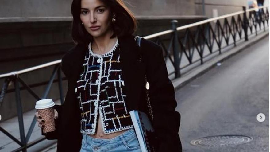 Los jeans de moda (los del botón cruzado) están en Zara y los llevan hasta las embarazadas