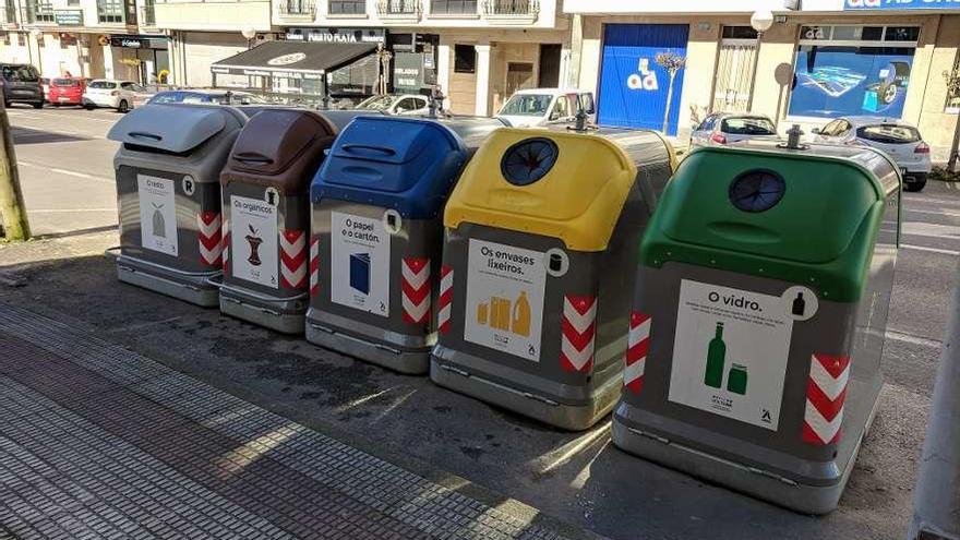 Contenedores de basura ubicados en Vilarrodís, en Arteixo. la opinión