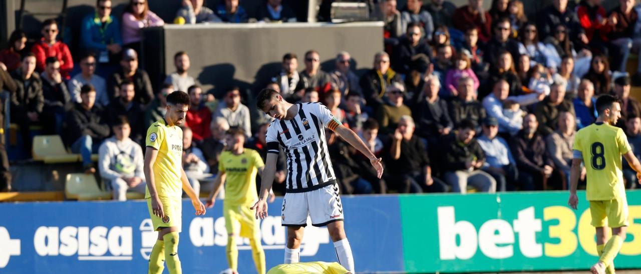 David Cubillas, capitán del Castellón, invita a un jugador del Villarreal B a que se levante en el encuentro del 2019.