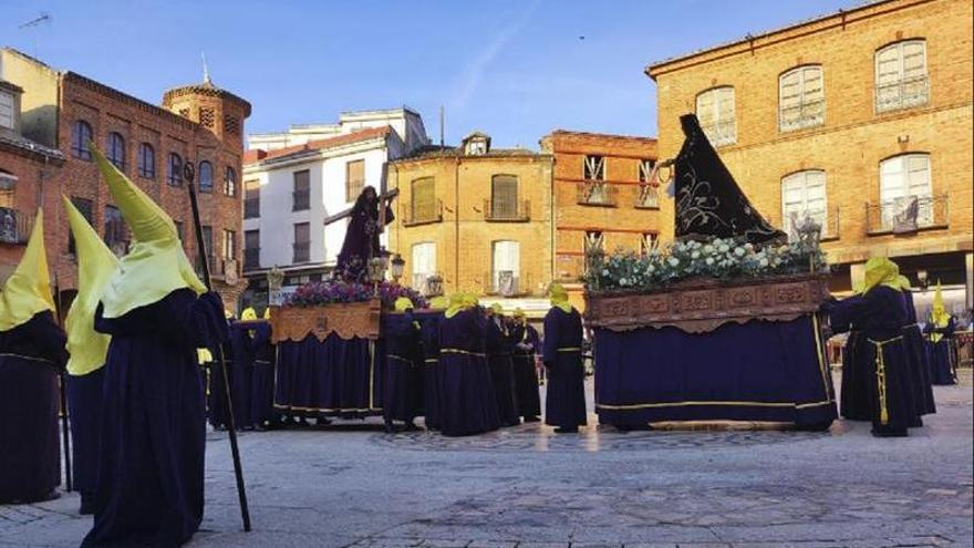 Semana Santa Benavente 2024: La Cofradía de Jesús Nazareno vuelve a sacar a hombros el paso de la Dolorosa