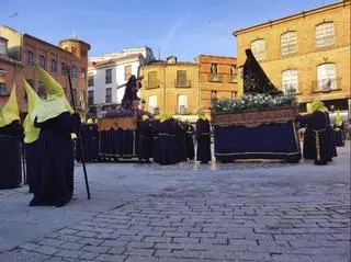 Semana Santa Benavente 2024: La Cofradía de Jesús Nazareno vuelve a sacar a hombros el paso de la Dolorosa