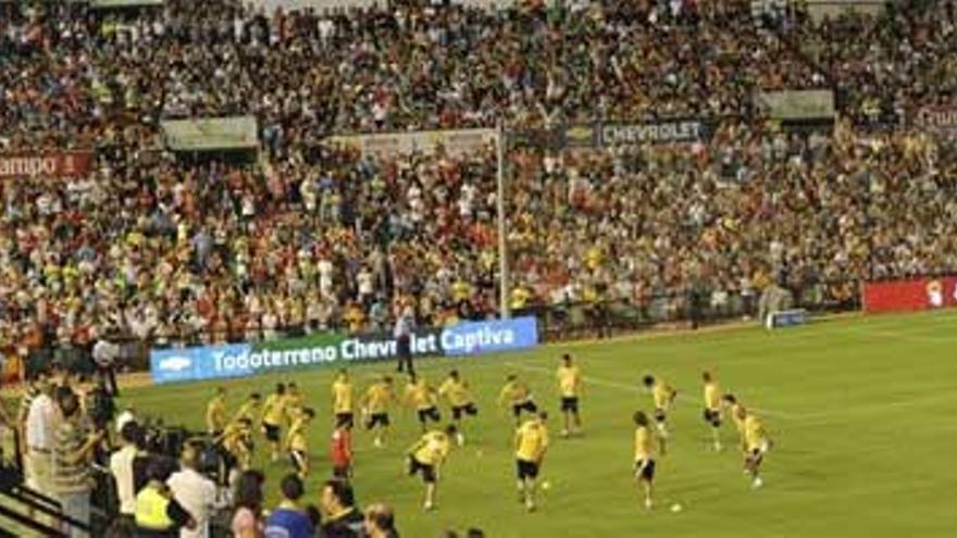 La &#039;Roja&#039; llena el estadio Romano de Mérida en el entrenamiento