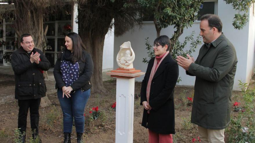 Inaugurada una escultura en el cementerio de Priego