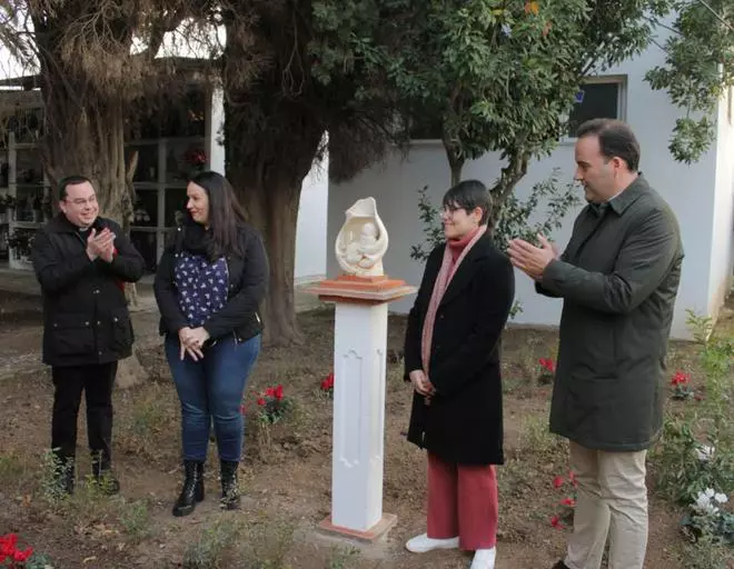 Inaugurada una escultura en el cementerio de Priego