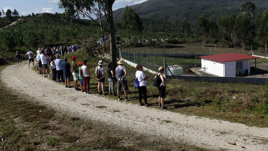 Una protesta vecinal en 2023 contra un taller pirotécnico en Catoira.
