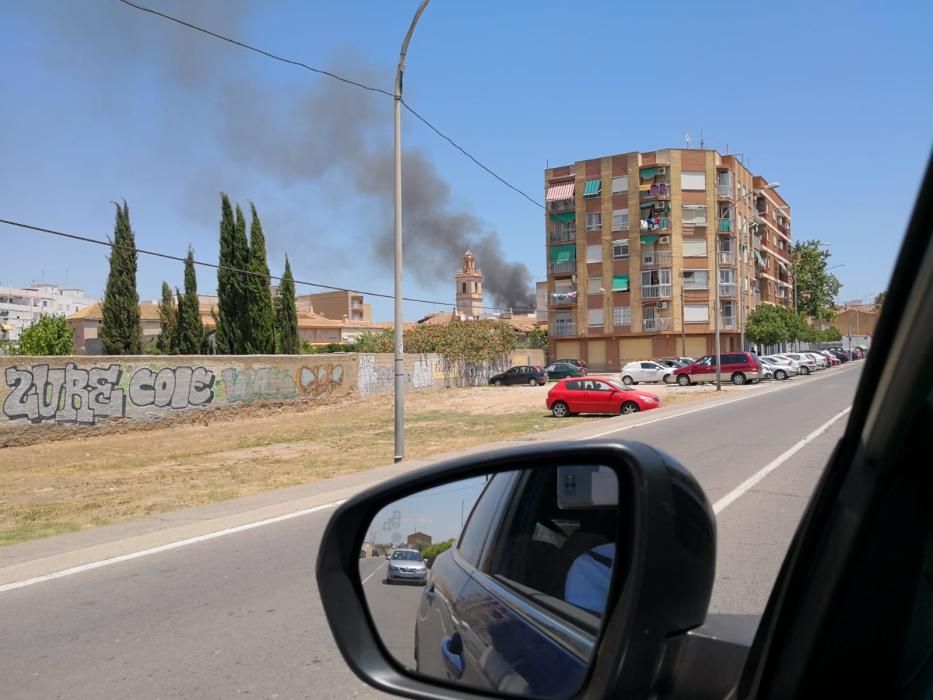 El descampado donde se ha declarado el fuego de Benimàmet.