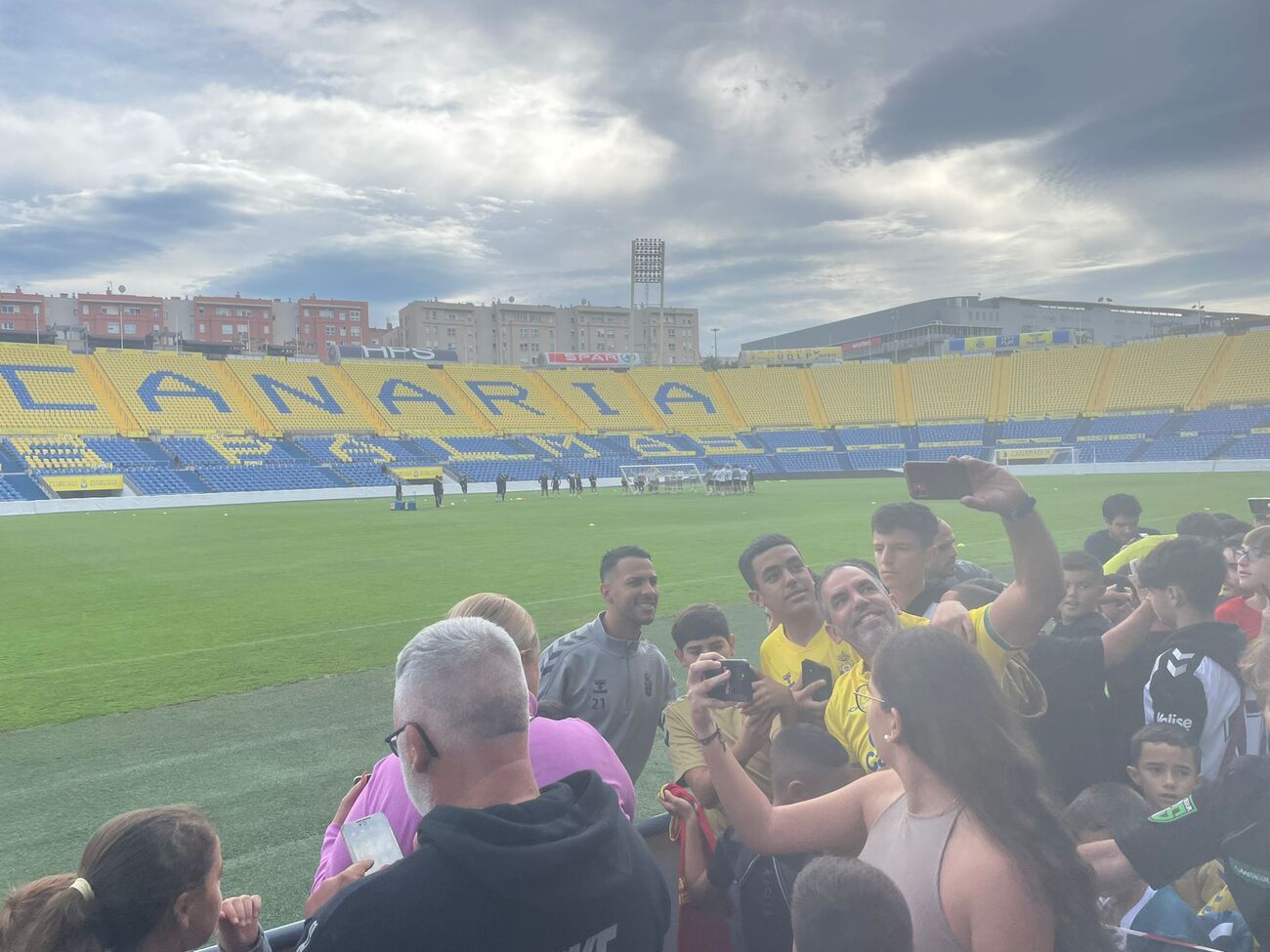 Los aficionados presencian el entrenamiento de la UD Las Palmas