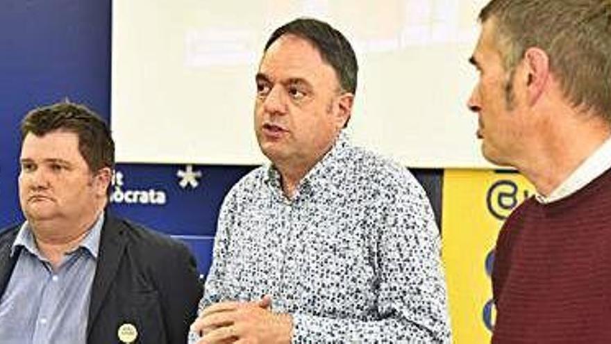 Valentí Junyent, al mig, amb Antoni Massegú i Joan Calmet, ahir al vespre a la seu del PDeCAT