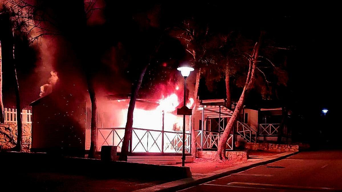 Un incendio en el camping Santa Marta de Cullera ha destruido dos bungalows de madera.