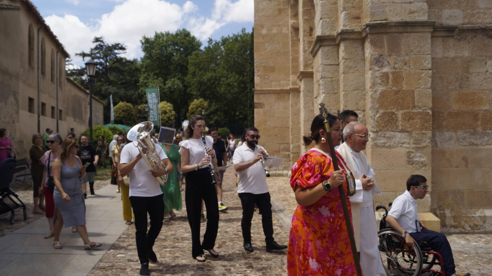 Procesión de los niños organizada por la Cofradía del Carmen de San Isidoro