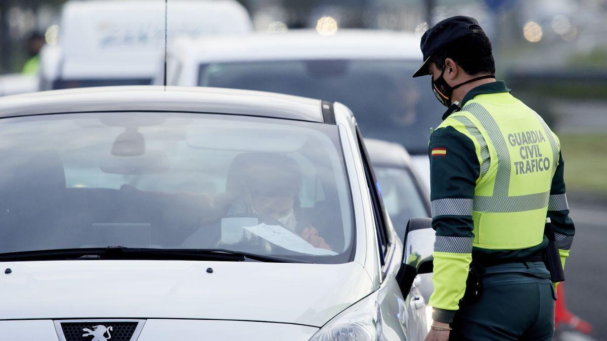 El riesgo de conducir con abrigo: la multa que te puede costar hasta 200 euros