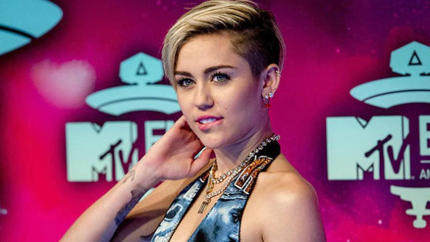 Miley Cyrus, con un rapado parcial