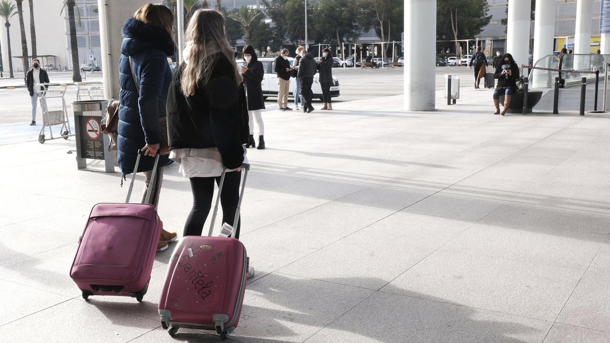 Varias personas a las afueras del aeropuerto de Palma.