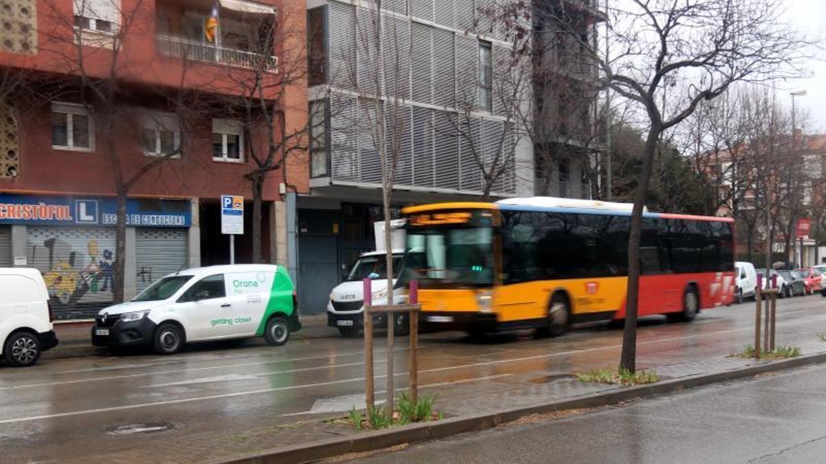 Un bus avanzando por el paseo de Olot