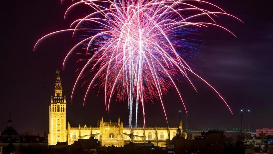 Tradicional espectáculo de fuegos artificiales con el que concluye a medianoche la Feria de Abril.