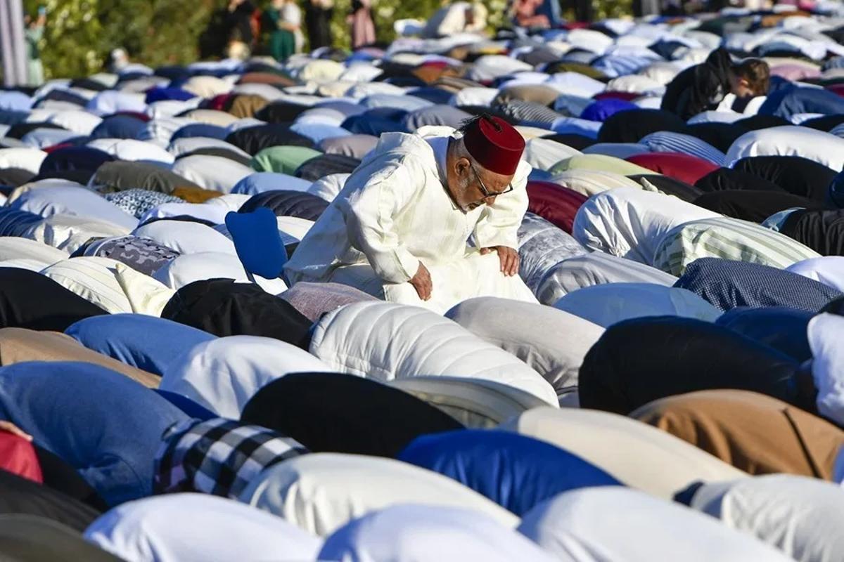 Musulmanes celebran el Aíd al Fitr, la fiesta que pone fin al mes sagrado de ramadán
