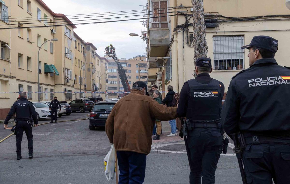 Un incendio en el barrio Miguel Hernández de Alicante deja tres vecinos y seis policías atendidos por inhalación de humo