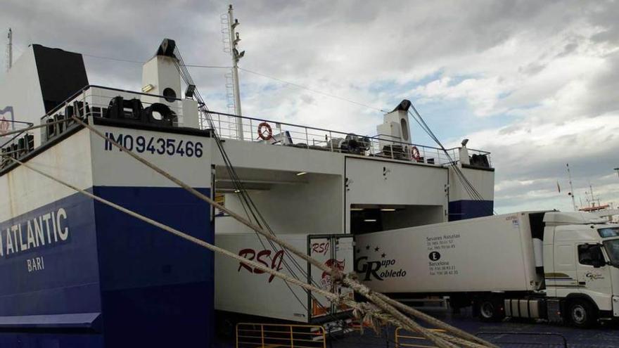 El barco de la autopista del mar, en los preparativos del último viaje, el pasado martes.