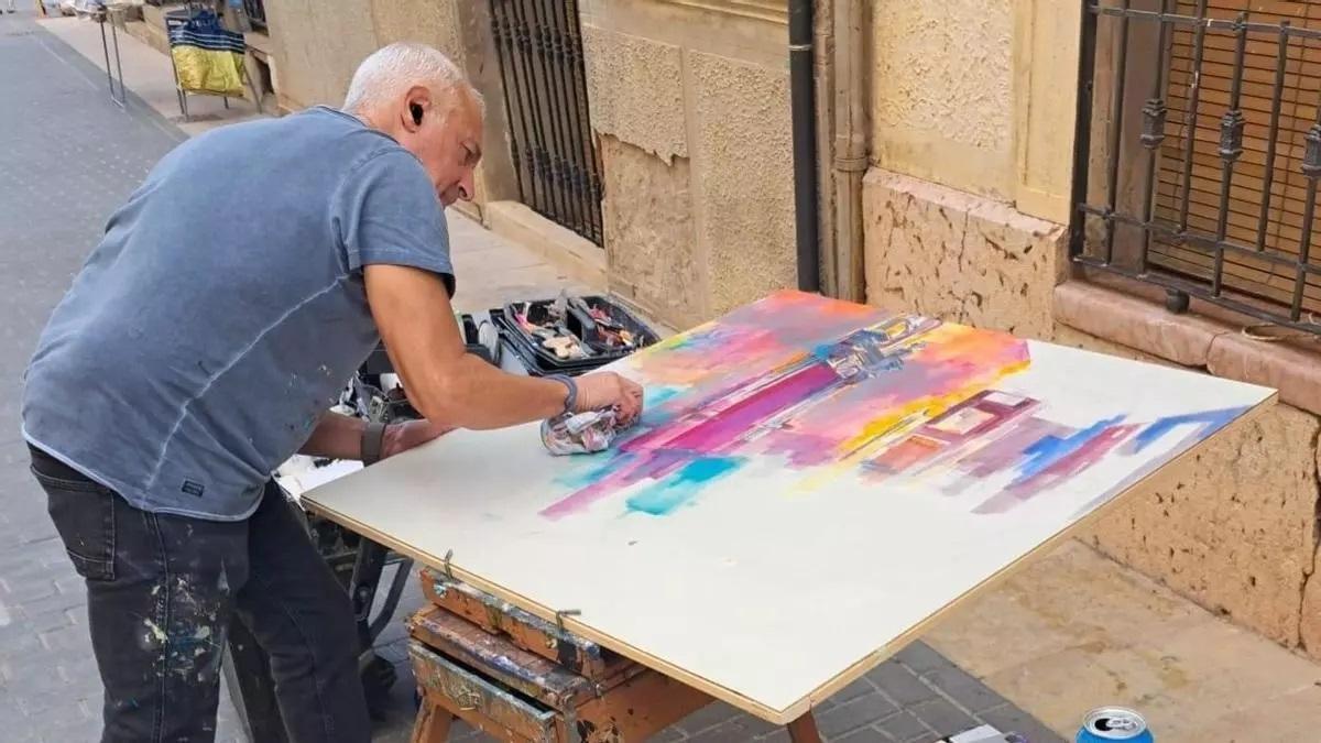 Un artista pintando en una calle de Murcia