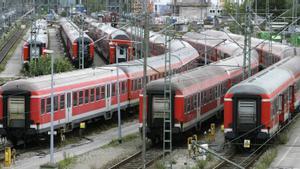 Una vista general que muestra los trenes esperando frente a la estación de tren de Munich.