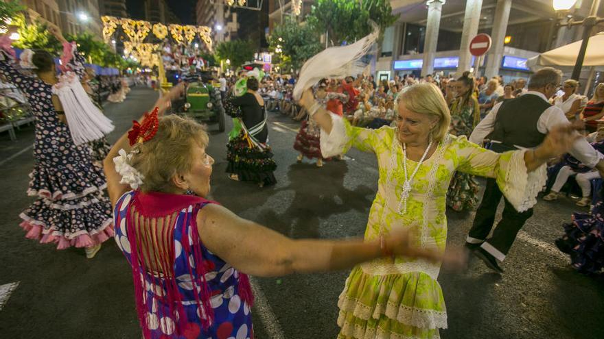 El desfile folclórico internacional de las Hogueras de Alicante llena de color las calles de la ciudad