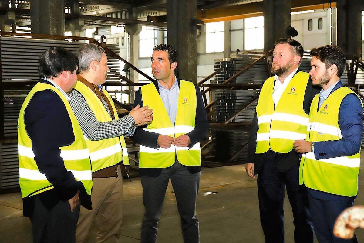 Luis López, centro, con los responsables de Extrugasa en el interior de la fábrica de la empresa gallega en Campaña. Foto: X. G.