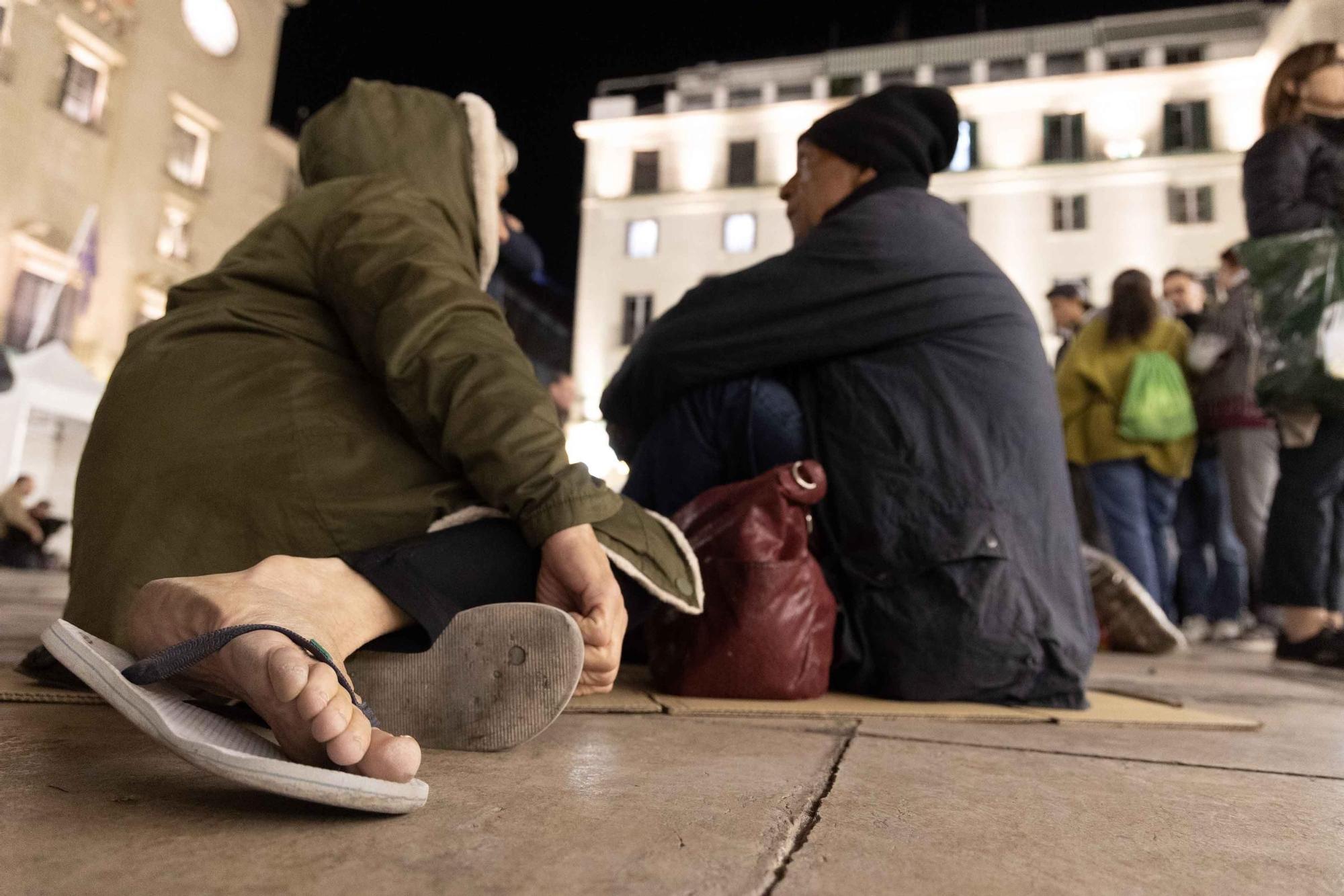 Acampada al raso en la Plaza del Ayuntamiento de Alicante en apoyo a las personas sin hogar