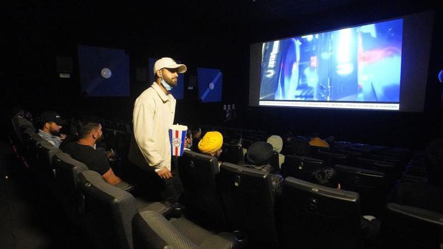 Espectadors als cinemes Ocine de Girona el febrer passat durant la projecció de «Aaja Mexico Chaliye», un dels films indis que distrubueix  Ajay Jethi.