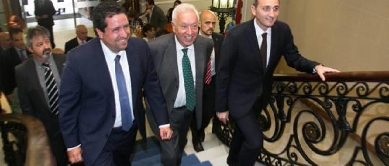 Margallo convierte la batalla entre la Diputación y el Consell en un eje de la campaña del 26J