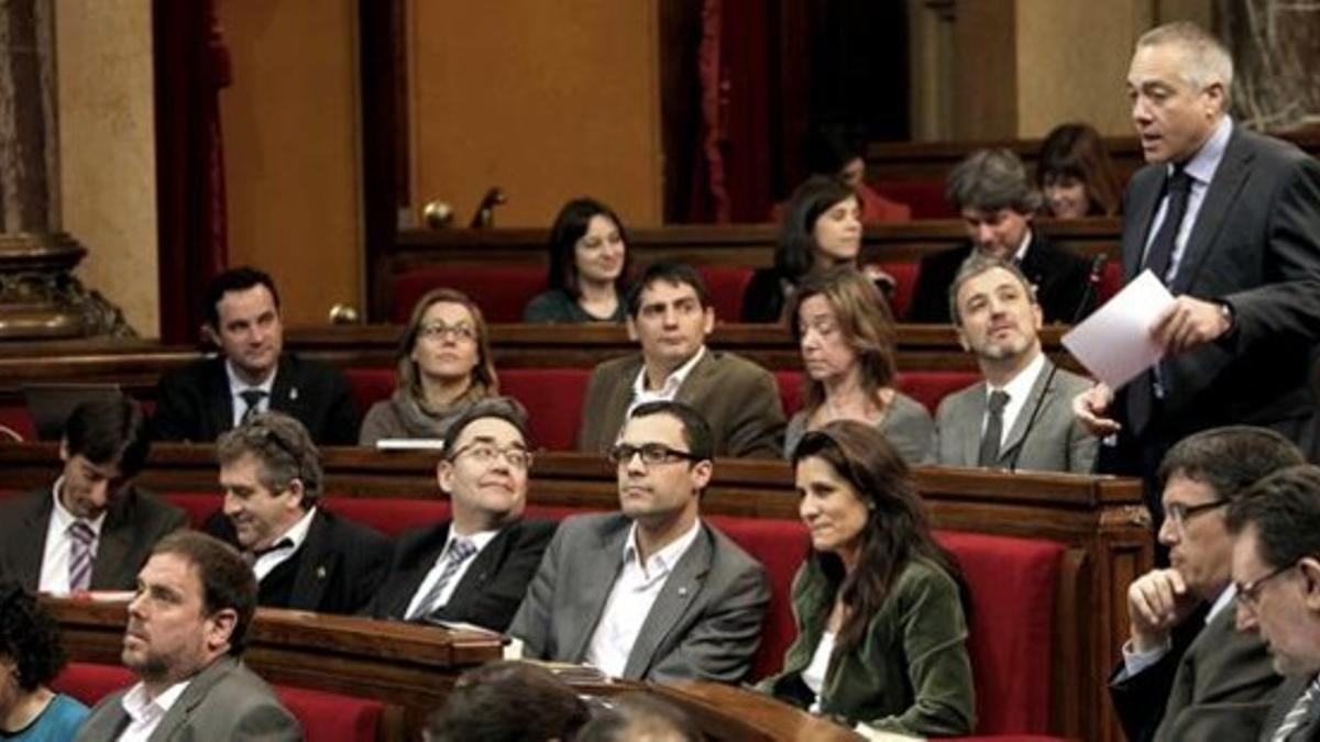 El líder del PSC, Pere Navarro, interviene en el pleno del Parlament de este 13 de marzo. EFE / TONI ALBIR