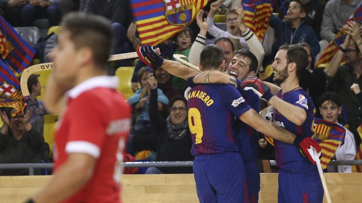 Lucas Ordóñez celebra el gol con sus compañeros en el Palau