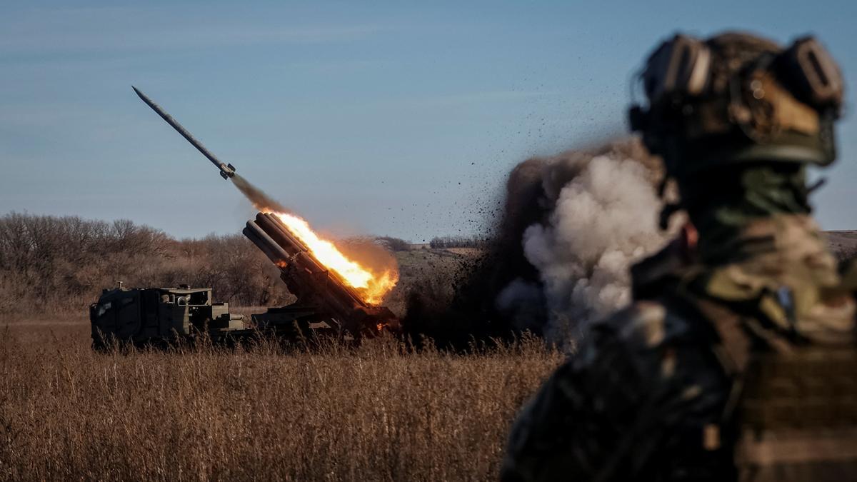 Soldados ucranianos disparan con un sistema de lanzamiento de misiles múltiple Bureviy en una de sus posiciones en la región de Donetsk