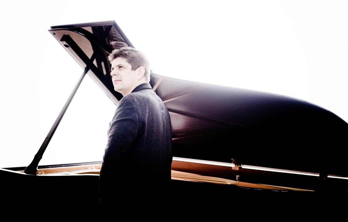 Javier Perianes delante de un piano