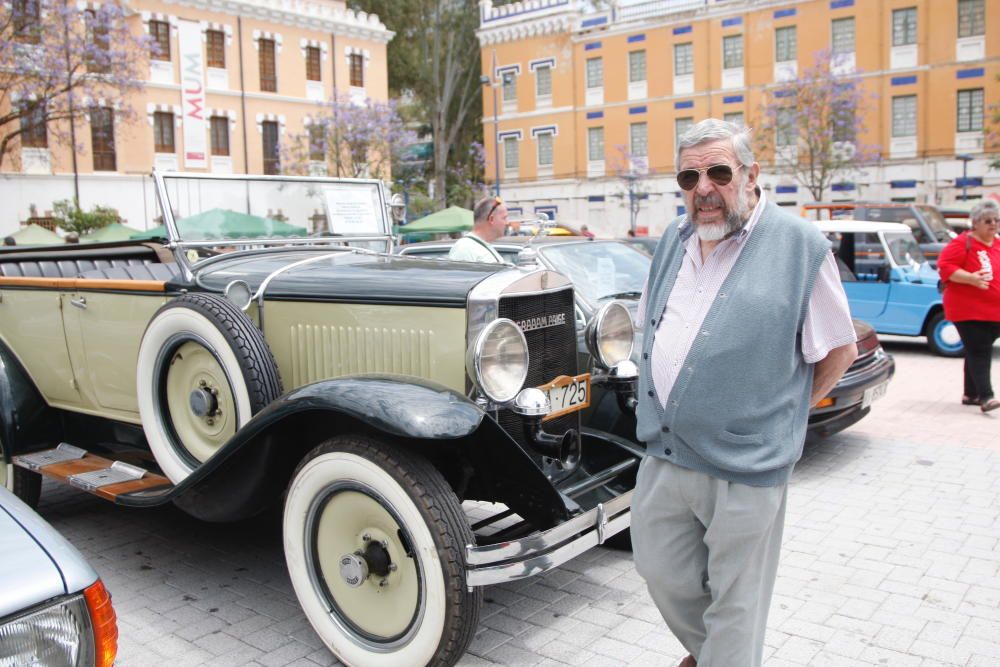 Feria de coches antiguos en el Cuartel de Artillería