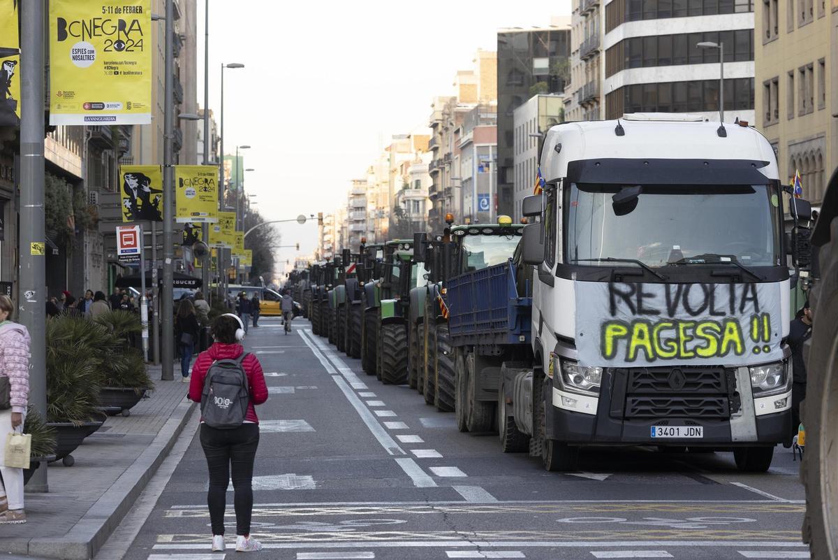 Los tractores circulan por la calle Aragó