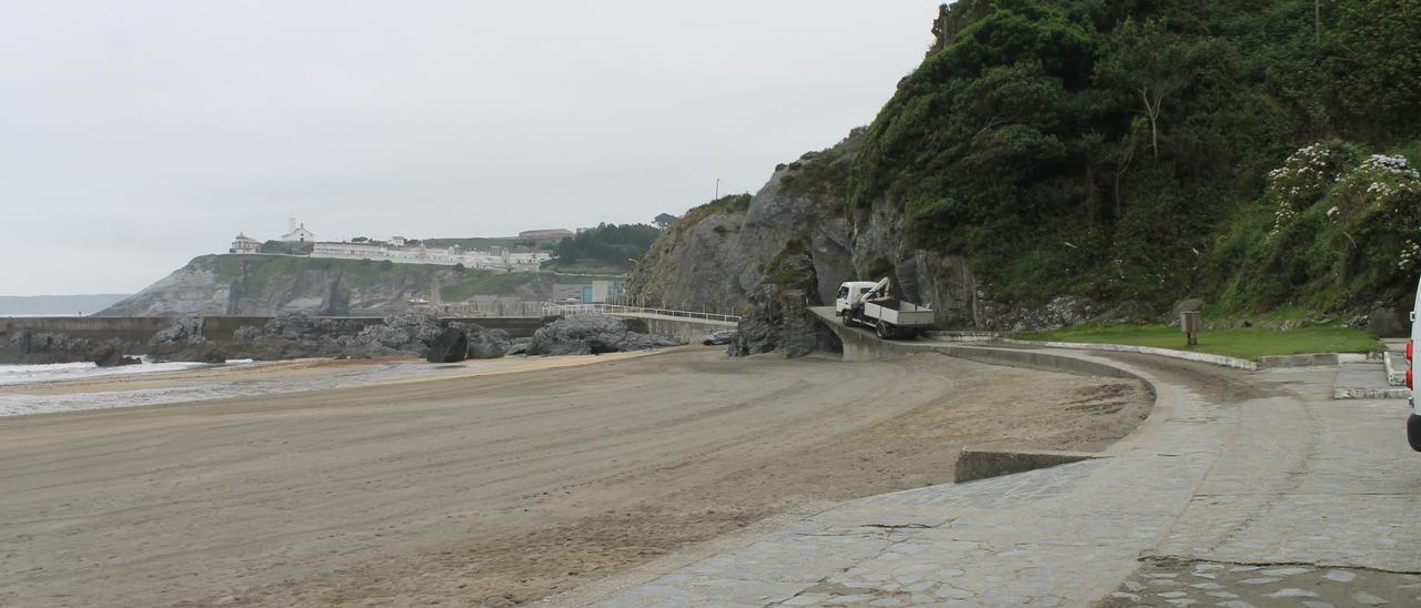 Playa Tercera de Luarca, próxima al enclave del castro.