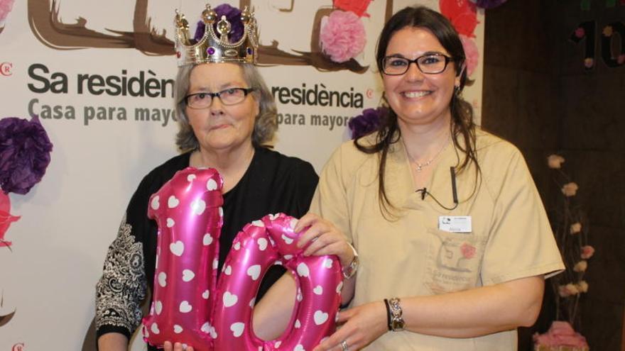 Una interna junto a una trabajadora, durante los actos de celebración del aniversario del centro de mayores.